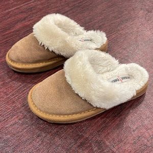 Minnetonka Kids’ Carefree Scuff Slipper Slide EUC